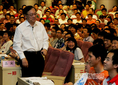//news.sqwz88.com/pic/2010/02/05/姚期智给学生们讲课.jpg